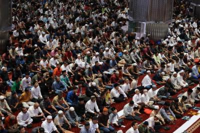 ribuan-umat-muslim-tunaikan-shalat-jumat-pertama-ramadan-1447-h-di-masjid-istiqlal