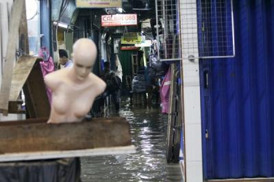 hujan-deras-rendam-pasar-cipulir-aktivitas-pedagang-terganggu