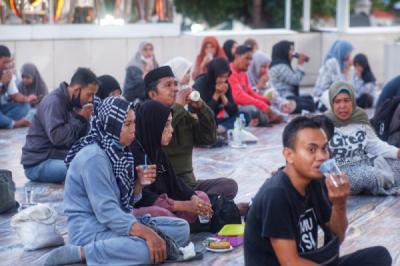 kebersamaan-berbuka-puasa-di-masjid-terapung-amirul-mukminin