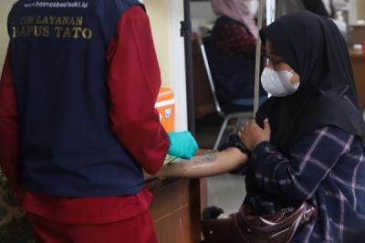 ratusan-warga-antusias-ikuti-hapus-tato-gratis-di-jakarta