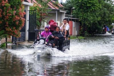 warga-perumnas-antang-mengungsi-saat-banjir-rendam-permukiman
