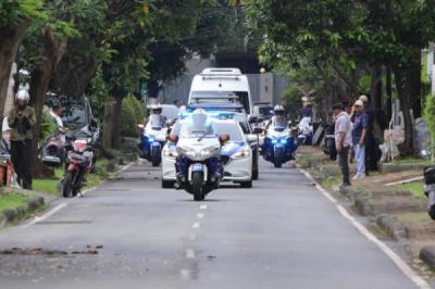 jenazah-try-sutrisno-tiba-di-rumah-duka-di-menteng