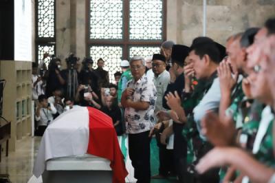 putra-kedua-pimpin-salat-jenazah-try-sutrisno-di-masjid-sunda-kelapa