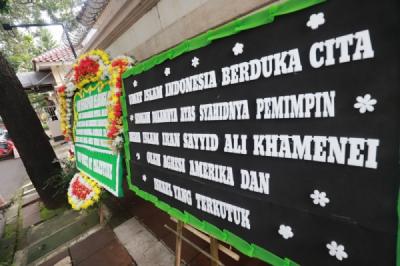 karangan-bunga-warga-ramaikan-kedubes-iran-jakarta-menyusul-wafatnya-ayatollah-khamenei