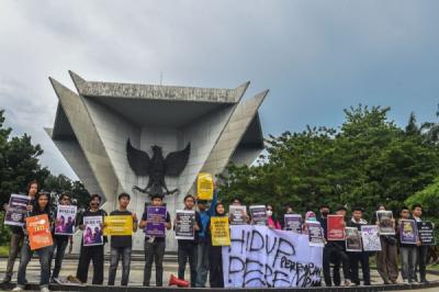 aksi-diam-peringati-hari-perempuan-internasional