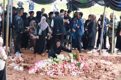Suasana Haru Pemakaman Vidi Aldiano di Tanah Kusir