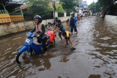 Hujan Deras Guyur Jabodetabek, Petukangan Utara Tergenang Banjir