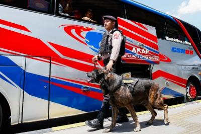 polisi-perketat-pengawasan-mudik-dengan-anjing-k9-di-terminal-pulo-gebang