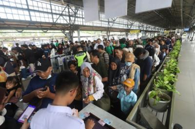 Pemudik Mulai Padati Stasiun Pasar Senen Jelang Lebaran