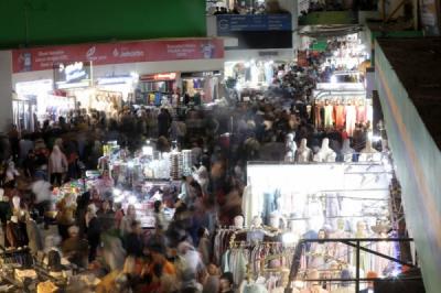jelang-idulfitri-pengunjung-membludak-di-pasar-tanah-abang
