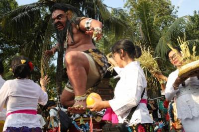 umat-hindu-gelar-upacara-tawur-kesanga-di-tmii-jelang-nyepi