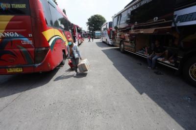 ribuan-pemudik-berangkat-dari-terminal-kalideres-jelang-puncak-arus-mudik