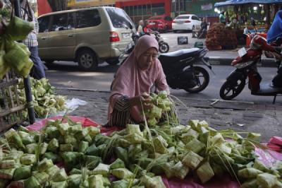 jelang-idul-fitri-produksi-kulit-ketupat-di-palmerah-tembus-ratusan-per-hari