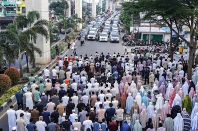 ribuan-jemaah-padati-salat-idul-fitri-di-balayudha-palembang