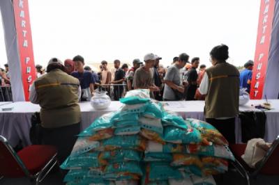 antusiasme-warga-di-pasar-murah-monas-ratusan-ribu-bantuan-sembako-dibagikan