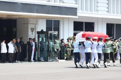 upacara-kenegaraan-juwono-sudarsono-jenazah-diberangkatkan-ke-tmp-kalibata