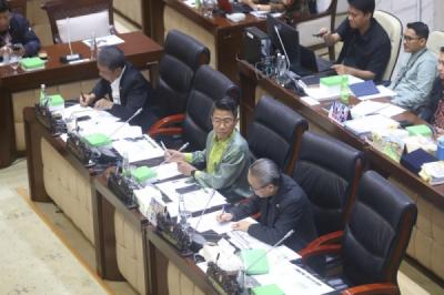 komisi-xi-dpr-gelar-raker-dengan-ojk-bahas-program-dan-anggaran-2026