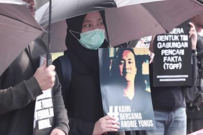 aksi-kamisan-ke-902-desak-pengusutan-tuntas-teror-air-keras-terhadap-aktivis-ham