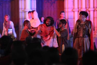 visualisasi-jalan-salib-warnai-jumat-agung-di-katedral-jakarta-usung-tema-lux-in-nihilo