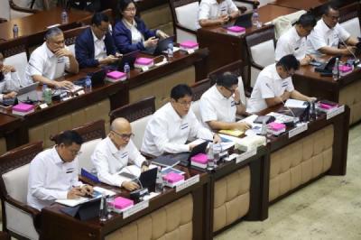 raker-komisi-xi-dpr-menkeu-pastikan-harga-bbm-bersubsidi-tak-naik-hingga-akhir-tahun