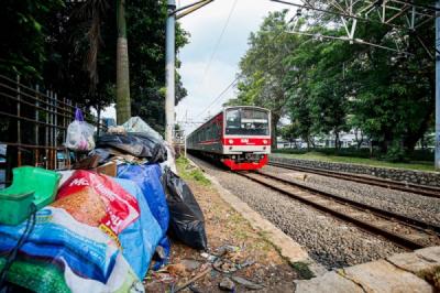 senyap-di-tengah-kota-jejak-stasiun-mampang-yang-terlupakan