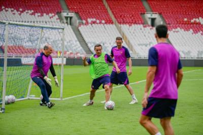melihat-latihan-legenda-barcelona-di-stadion-gbk