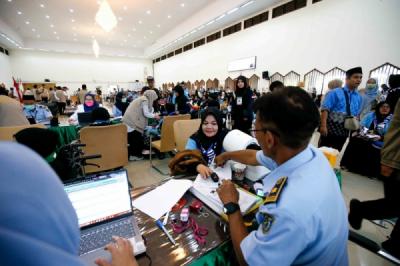 kloter-pertama-jemaah-haji-2026-mulai-masuk-asrama-haji-pondok-gede