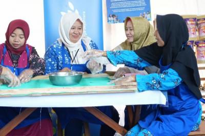 semangat-kartini-di-pesisir-ibu-eko-berdayakan-perempuan-lewat-rengginang-laut