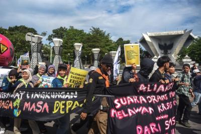 Aksi Hari Bumi, Massa Desak Penanganan Krisis Iklim