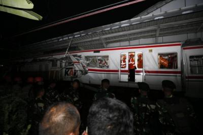 proses-evakuasi-korban-tabrakan-kereta-di-bekasi-timur-berlangsung-hingga-subuh