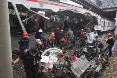 gerbong-ringsek-dievakuasi-tabrakan-krl-dan-argo-bromo-anggrek-tewaskan-15-orang