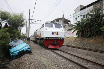 begini-kondisi-taksi-hijau-yang-tertabrak-kereta-di-bekasi-timur