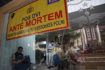 keluarga-korban-kecelakaan-kereta-padati-pos-dvi-rs-polri