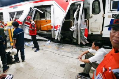 momen-dirut-kai-termenung-di-depan-krl-ringsek-usai-dihantam-argo-bromo-anggrek