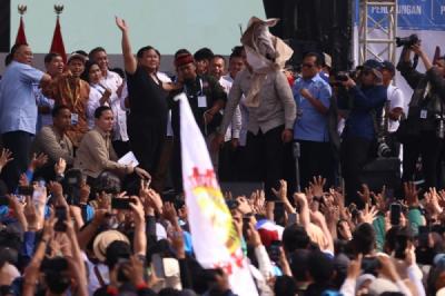 momen-prabowo-lepas-dan-lempar-baju-safari-di-panggung-may-day-monas
