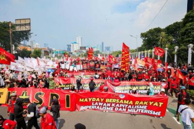 may-day-ribuan-buruh-gelar-aksi-di-depan-gedung-dpr