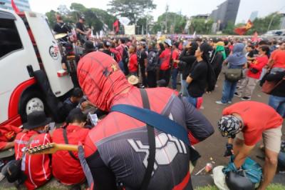 Spiderman Turun ke Jalan, Ramaikan Aksi Buruh di Depan DPR