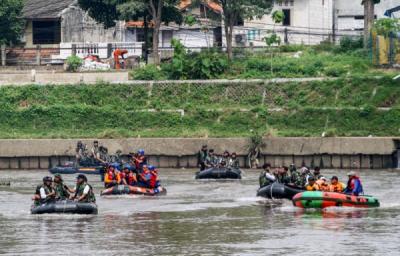 menko-ahy-tinjau-progres-infrastruktur-pengendalian-banjir-sungai-ciliwung