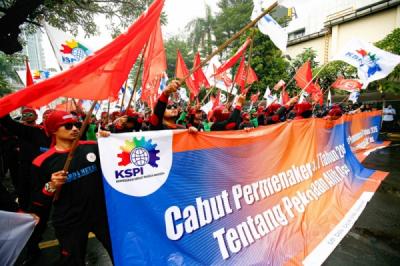 buruh-desak-pemerintah-cabut-permenaker-outsourcing