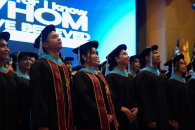 pelopor-pendidikan-papua-raih-gelar-honoris-causa-dari-uph