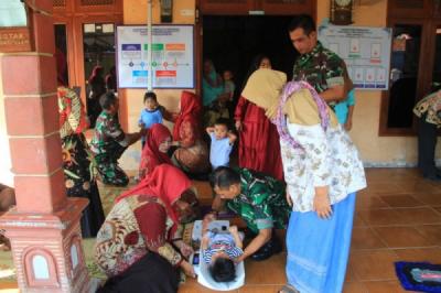 ketika-prajurit-tni-terlibat-pelayanan-kesehatan-di-posyandu