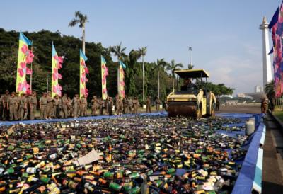 pemusnahan-ribuan-minuman-beralkohol-warnai-operasi-penertiban-di-jakarta