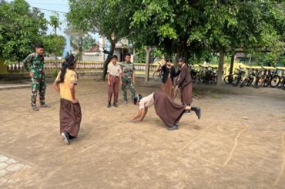 potret-prajurit-tni-ajak-anak-anak-bermain-permainan-tradisional