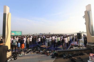 Ratusan Jemaah Salat Iduladha di Pantai Ancol