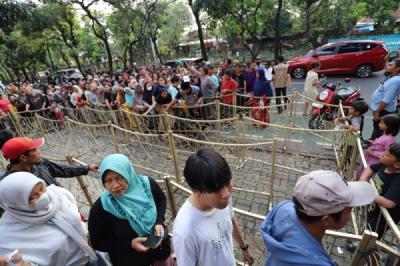 Warga Antusias Antre Daging Kurban di Kantor DPP LDII Jakarta