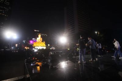 Instalasi Lampu Hias Percantik Bundaran HI Sambut Waisak 2570 BE