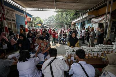 Antrean Warga Warnai Penyaluran Bantuan Pangan Pemerintah