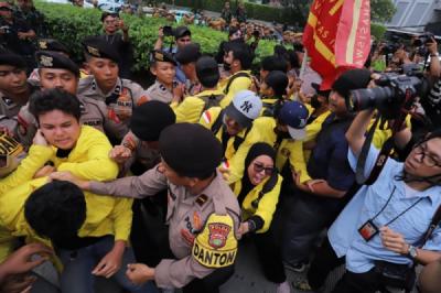 Polisi Hadang Massa Aksi di Jalan Jenderal Sudirman