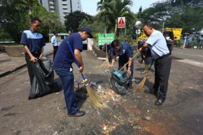 petugas-bersihkan-sisa-bentrokan-pascakeksekusi-hotel-sultan