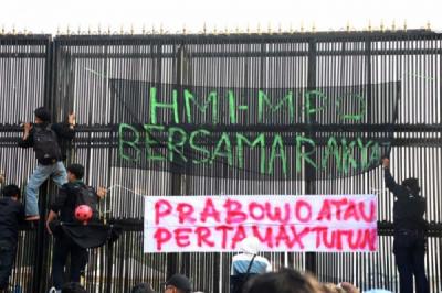 unjuk-rasa-di-dpr-massa-hmi-bawa-bonela-jelangkung
